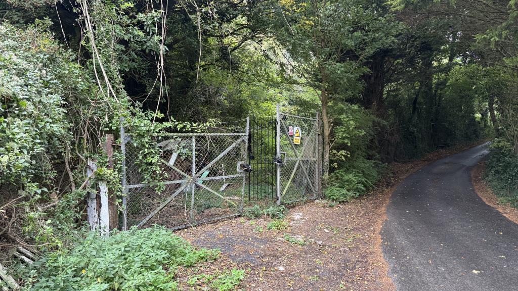Lot: 187 - BUILDERS YARD WITH POTENTIAL -